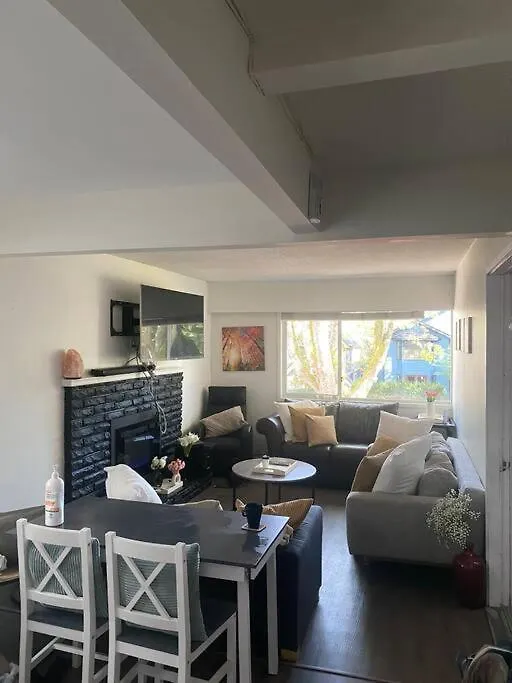 Nyaraló 4 Bedroom Upper Level Kits Home Vancouver