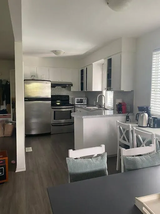 Nyaraló 4 Bedroom Upper Level Kits Home Vancouver