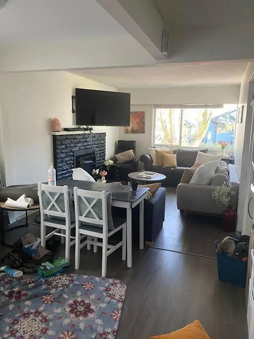 4 Bedroom Upper Level Kits Home Vancouver 0*,